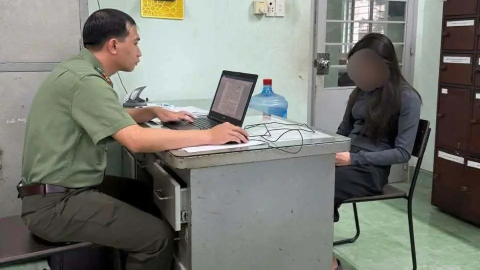 Cảnh cáo một phụ nữ đăng tin sai sự thật về mưa lũ